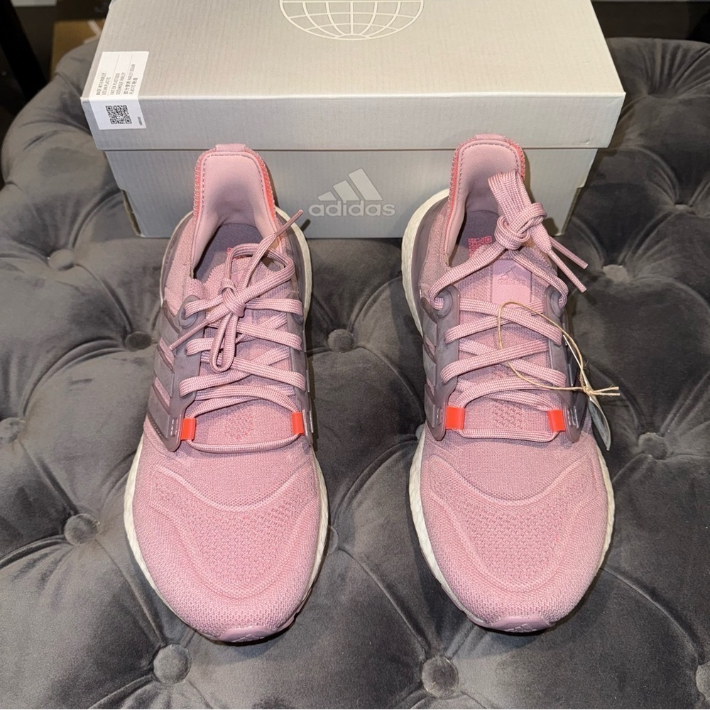 New Big Kid’s Size 6 Adidas Ultra Boost 22 'Magic Mauve' Sneakers - Picture 3 of 8
